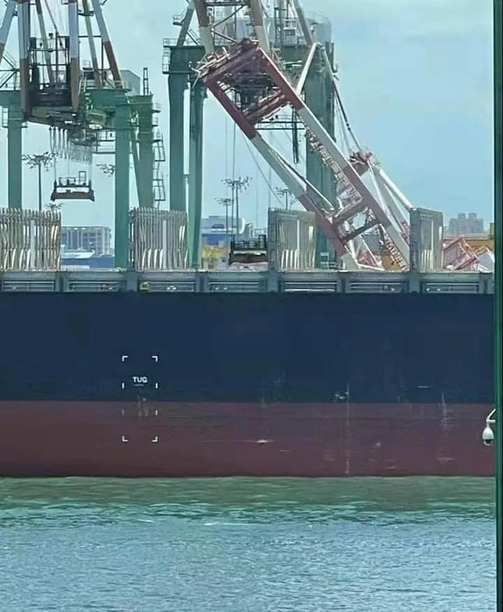 突發(fā)！一艘集裝箱船撞上高雄碼頭，起重機倒塌，掛靠國內(nèi)多個港口共艙船司眾多！